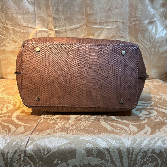 Gianni Bini brown reptile print winged tote. B2A6 - Picture 4 of 9